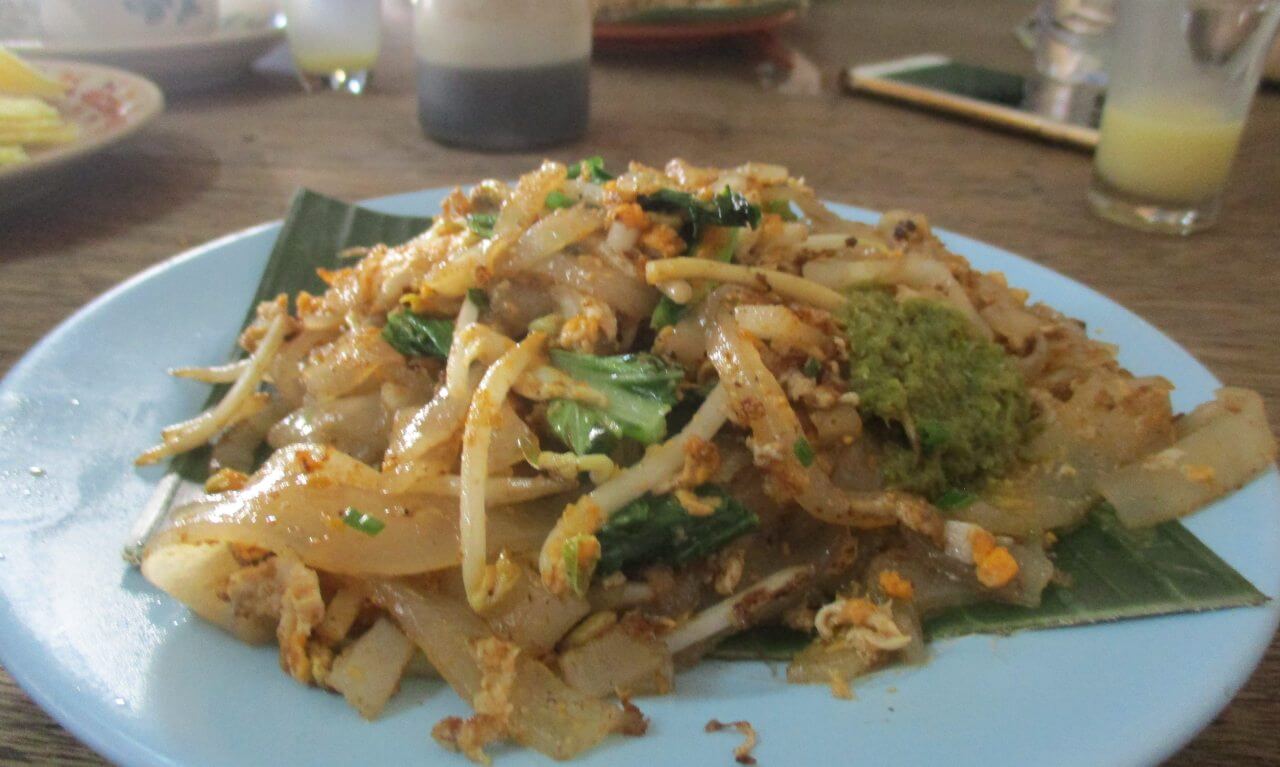 Kwetiau goreng sebagai salah satu penganan yang enak dimakan bersama Kopi Apek